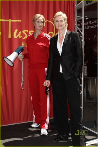  Jane Lynch: Sue Sylvester Gets Waxed!