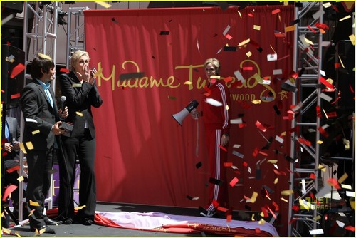  Jane Lynch: Sue Sylvester Gets Waxed!
