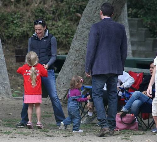  Jen and Ben took বেগুনী and Seraphina to the Park!