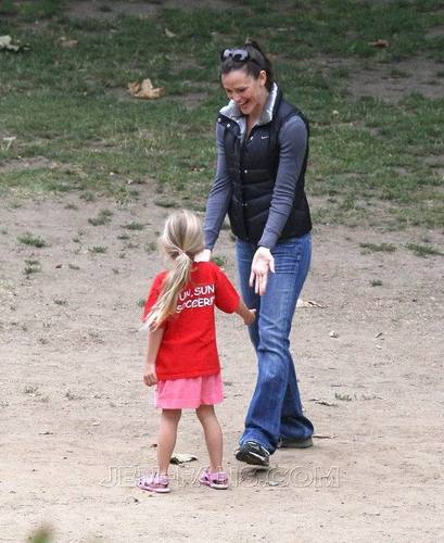  Jen and Ben took বেগুনী and Seraphina to the Park!
