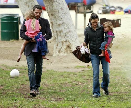  Jen and Ben took 제비꽃, 바이올렛 and Seraphina to the Park!