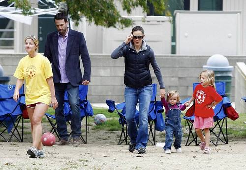  Jen and Ben took بنفشی, وایلیٹ and Seraphina to the Park!
