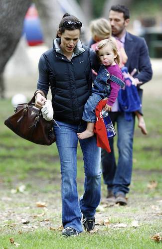  Jen and Ben took 紫色, 紫罗兰色 and Seraphina to the Park!