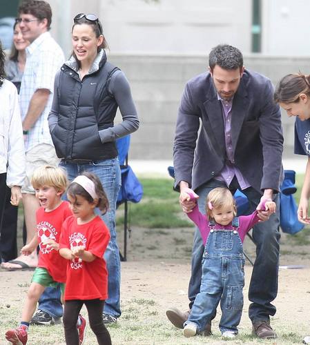  Jen and Ben took بنفشی, وایلیٹ and Seraphina to the Park!