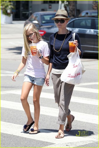  Reese Witherspoon & Ava Phillippe: Iced চা Time!
