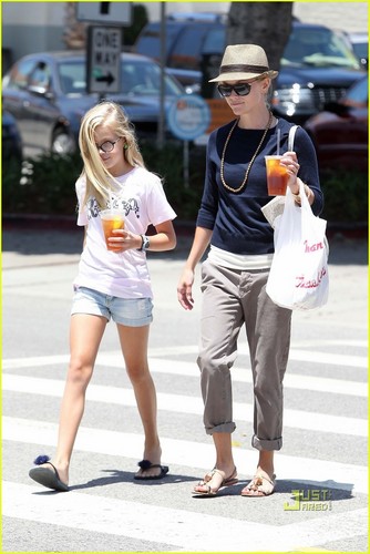  Reese Witherspoon & Ava Phillippe: Iced chai Time!