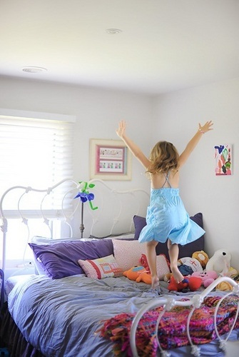  Renesmee jumping on her постель, кровати