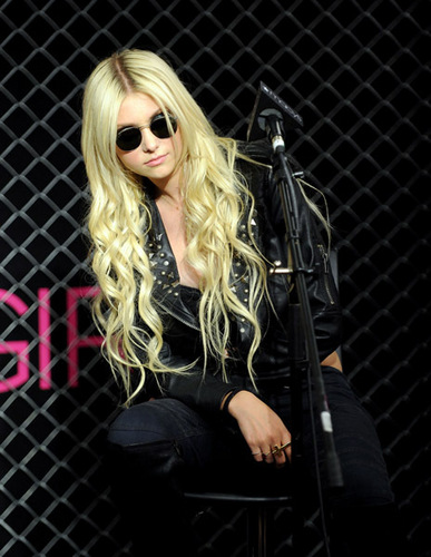  Taylor Momsen - Material Girl clothing line launch