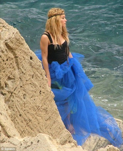  playa hair: The singer was barefoot with tousled tresses
