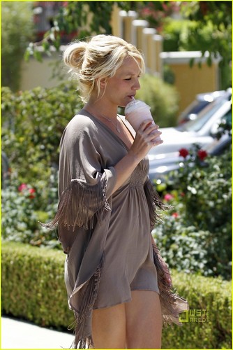  Britney Spears: Calabasas Commons Smoothie!
