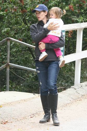  Jen, màu tím and Seraphina at the park!
