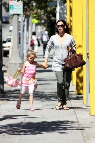  Jen and màu tím run errands in LA!
