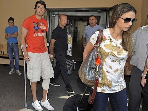  Kaka arrives in Madrid on crutches.