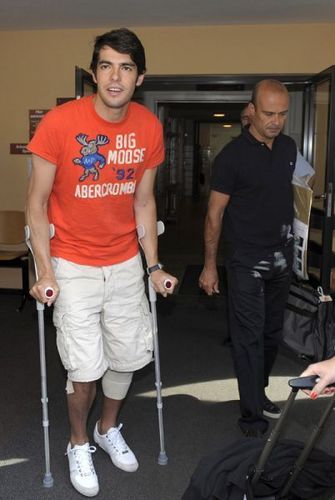  Kaka arrives in Madrid on crutches.