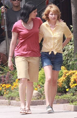  Michelle Williams & Sarah Silverman on the Set from her new Movie "Take This Waltz"