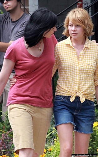 Michelle Williams & Sarah Silverman on the Set from her new Movie "Take This Waltz"