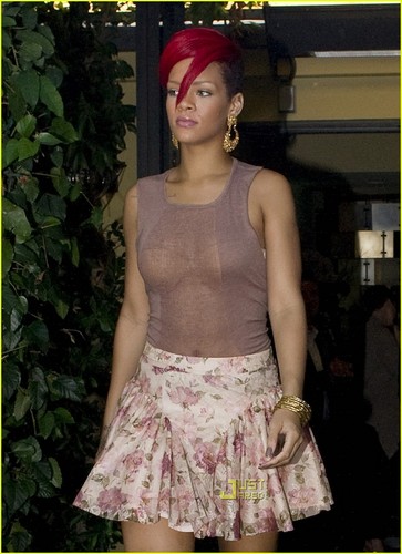  Rihanna Gives It fa