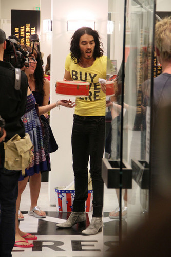  Russell Brand hosts "Buy Cinta Here" (May 27)