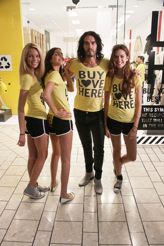  Russell Brand hosts "Buy Любовь Here" (May 27)