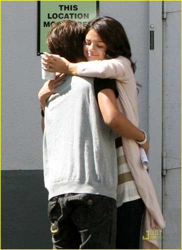  Selena Gomez & Jake T. Austin: Hugs, Hugs, Hugs!