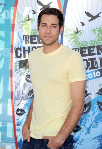  Zachary Levi @ the 2010 Teen Choice Awards