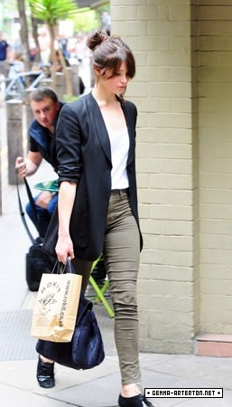  Gemma Arterton shopping in Convent Garden in London (August 7)