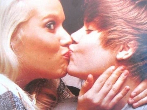  Justin Bieber Поцелуи a girl!?!?!?!?!