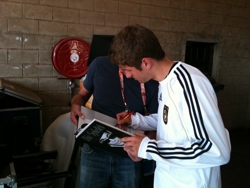  Müller gives a autograph