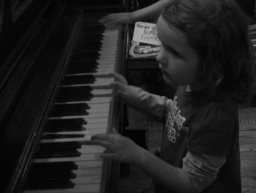  Renesmee learning to play the đàn piano