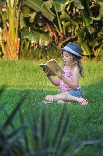  Renesmee reading a book on the cullens lawn