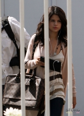  Selena arriving @ 迪士尼 Lot