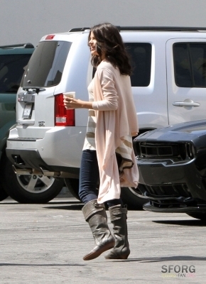 Selena arriving @ ディズニー Lot