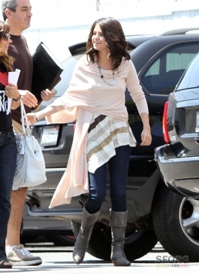  Selena arriving @ 迪士尼 Lot