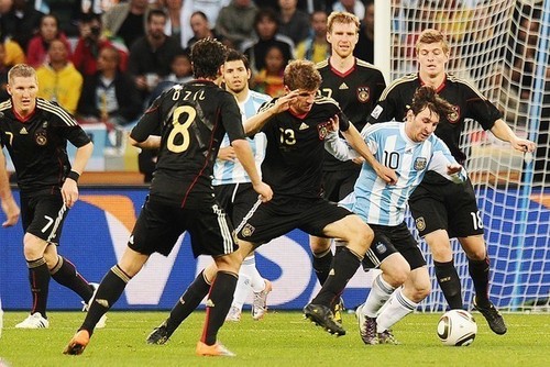  Thomas Müller vs Lionel Messi