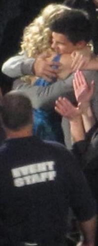  T.Lautner at T. rápido, swift concierto in Chicago last night (awwww ; the hug!!!)