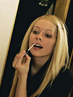  Avril Lavigne putting lip gloss on :D <3