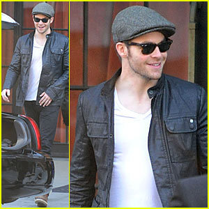  Chris Pine spotted in NY on 10/12/09