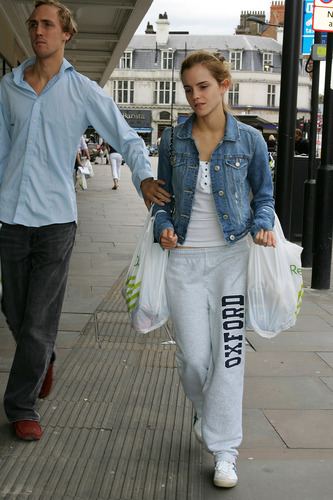  Emma Watson: At Waitrose in Finchley with 松鸦, 杰伊, 杰伊 · Barrymore [07.15.09] (HQ)