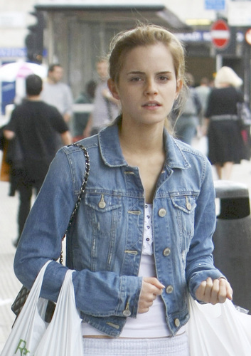  Emma Watson: At Waitrose in Finchley with 어치, 제이 Barrymore [07.15.09]
