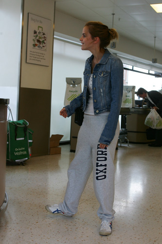  Emma Watson: At Waitrose in Finchley with 松鸦, 杰伊, 杰伊 · Barrymore [07.15.09]