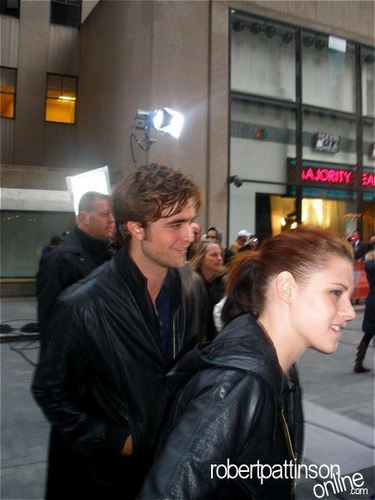  New /Old Pics of Robert Pattinson & Kristen Stewart at the Today onyesha