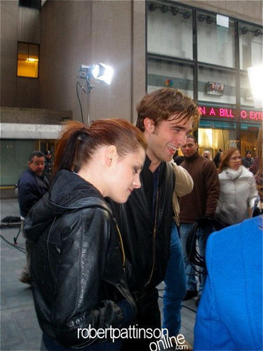  New /Old Pics of Robert Pattinson & Kristen Stewart at the Today montrer