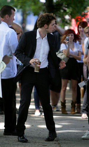  Robert Pattinson on Remember Me set*