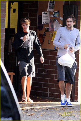  Zac Efron and a friend leave Nuba Falafel restaurant in Vancouver (10th October