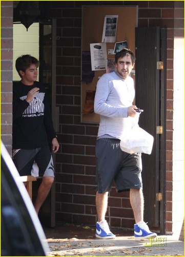  Zac Efron and a friend leave Nuba Falafel restaurant in Vancouver (10th October