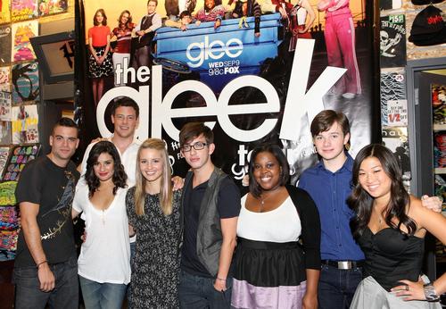  Dianna and Lea with the cast