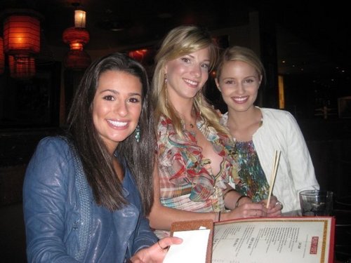  Dianna and Lea with the cast