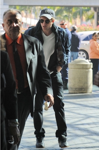  Watch out Япония Robert Pattinson is on his way 31/10/09
