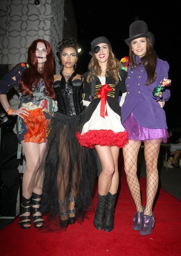 http://images2.fanpop.com/image/photos/8800000/Heidi-Klum-s-10th-Annual-Halloween-Party-the-vampire-diaries-tv-show-8889362-600-851.jpg