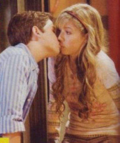 Jennette and Nathan are kissing!